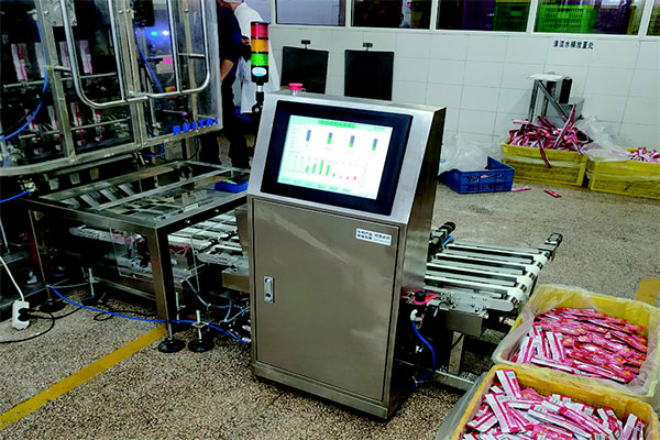 多列高精度檢重秤稱重現(xiàn)場.jpg 多列高精度檢重秤稱重現(xiàn)場.jpg